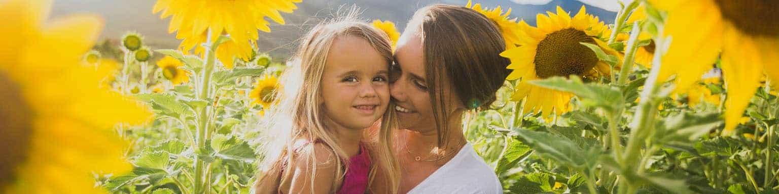 mother-daughter-in-sunflower-field_t20_d1doAJ
